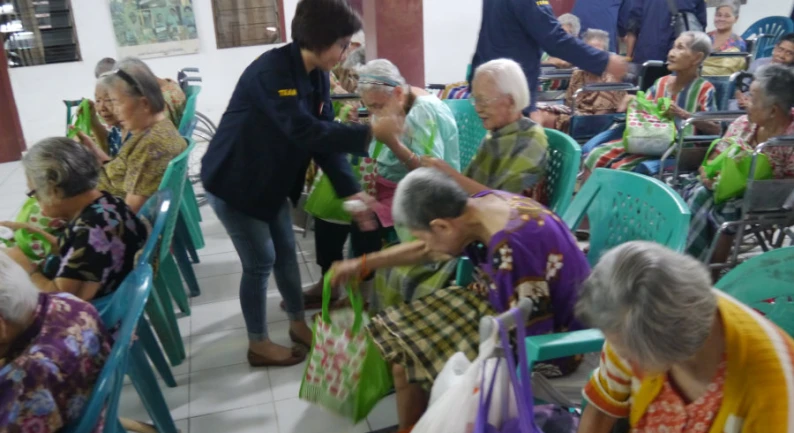 Social Ministries Kunjungan ke Panti Sasana Tresna Werdha Caritas Bekasi Timur - January 2017 7 p1240700